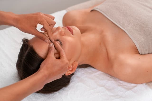 Massage liftant du visage Kobido