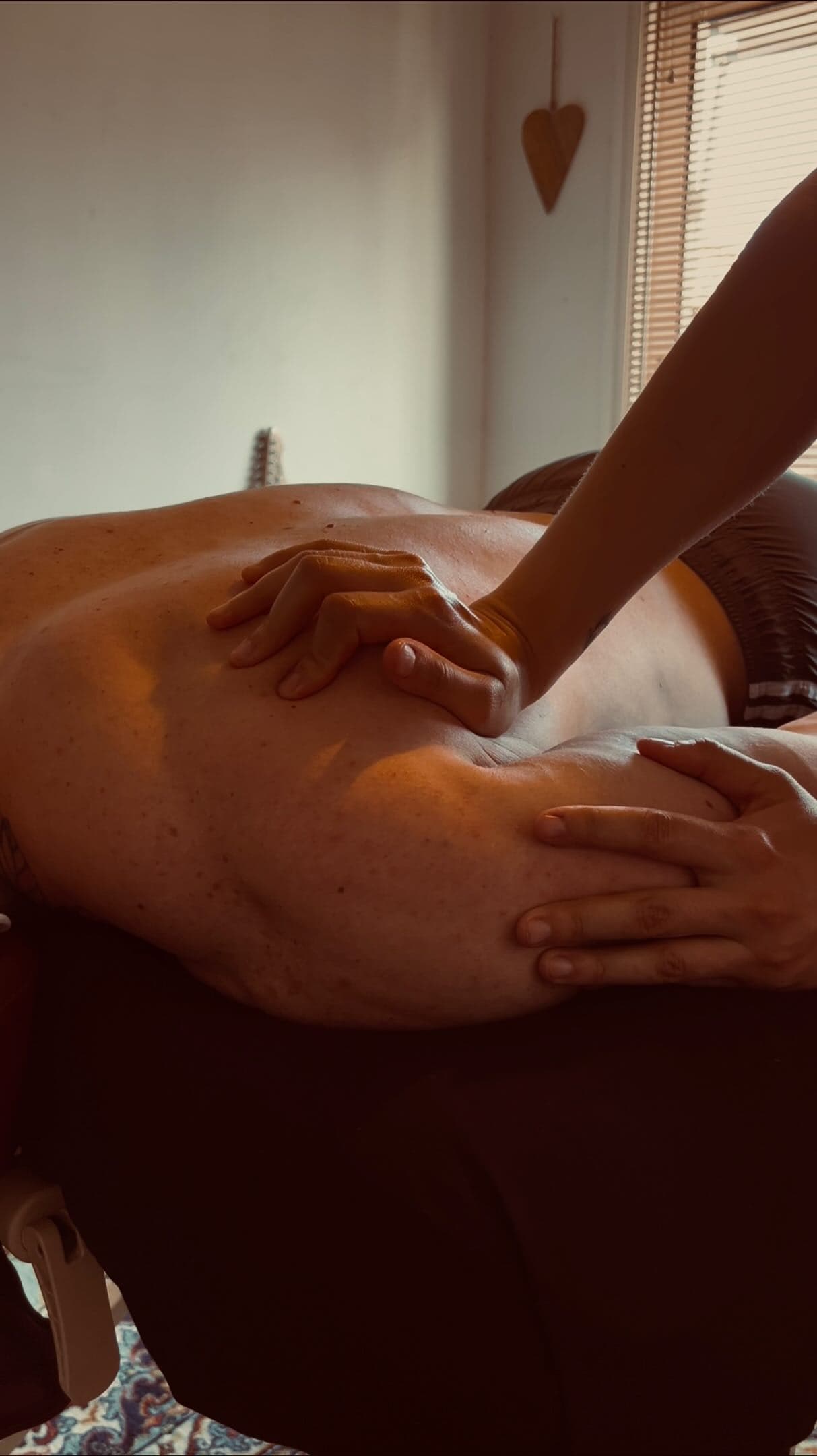 Je masse lentement pour ne pas brusquer le corps et mieux relâcher les tensions profondes 💆🏼‍♀️ 

